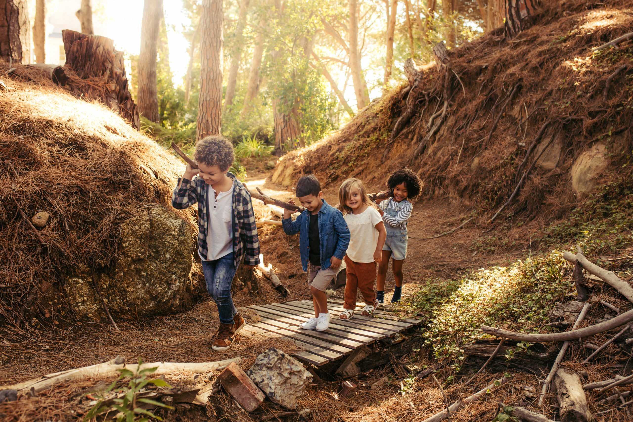 Kinderen spelend in het bos