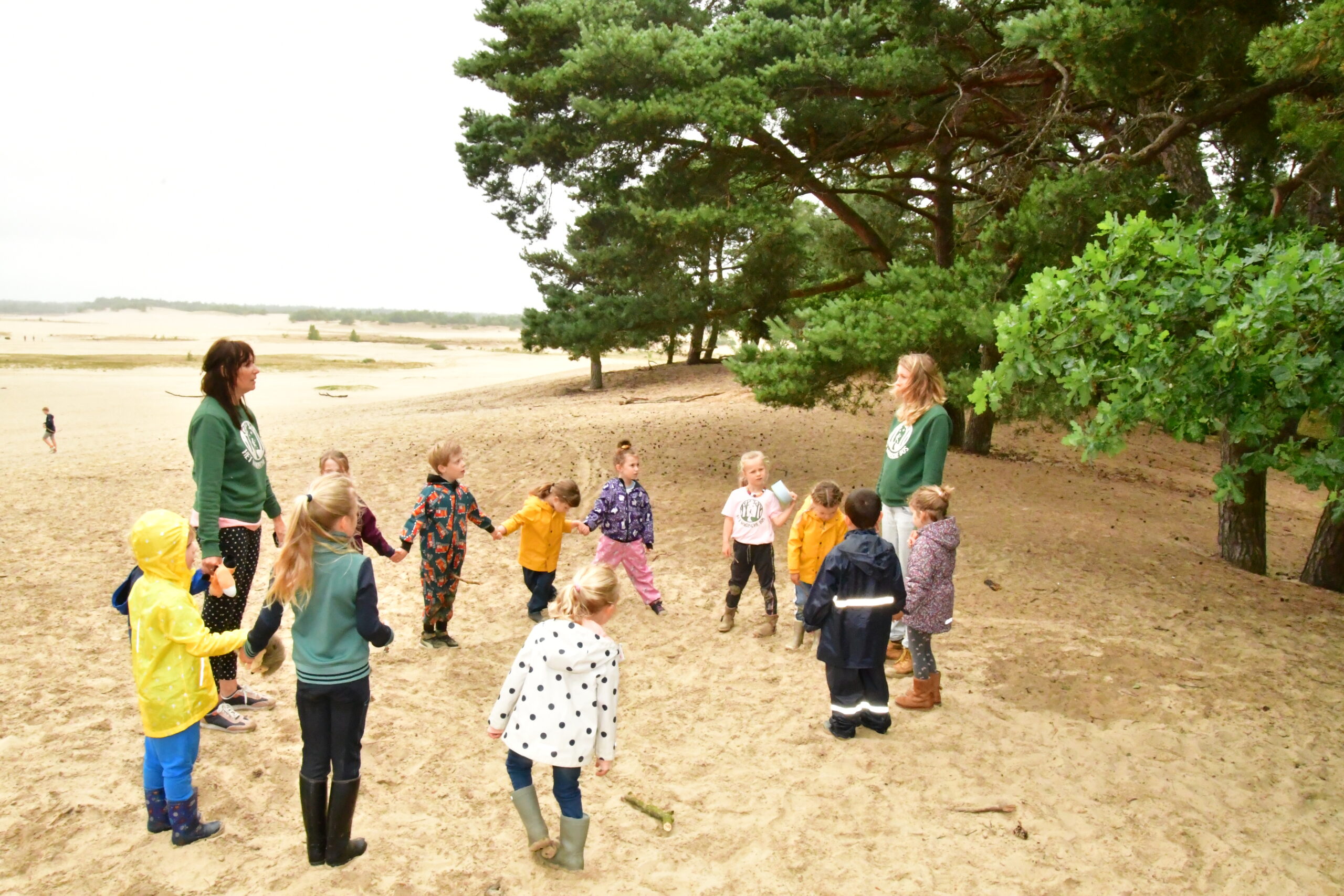 Kinderen spelend in het bos